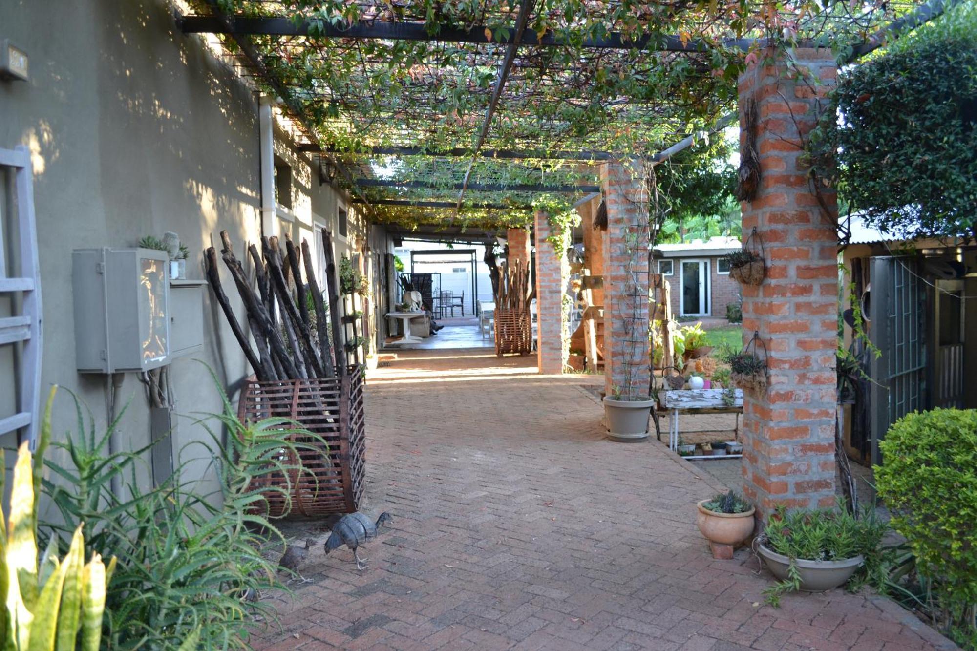 Travel North Guesthouse ซูเมบ ภายนอก รูปภาพ