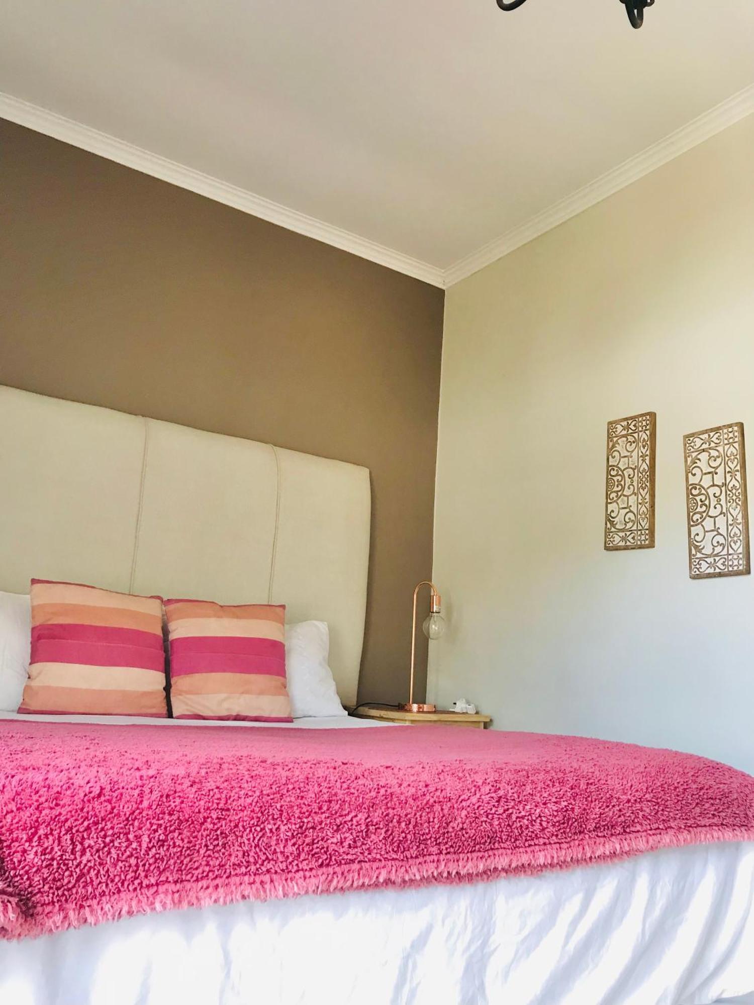 Travel North Guesthouse ซูเมบ ห้อง รูปภาพ