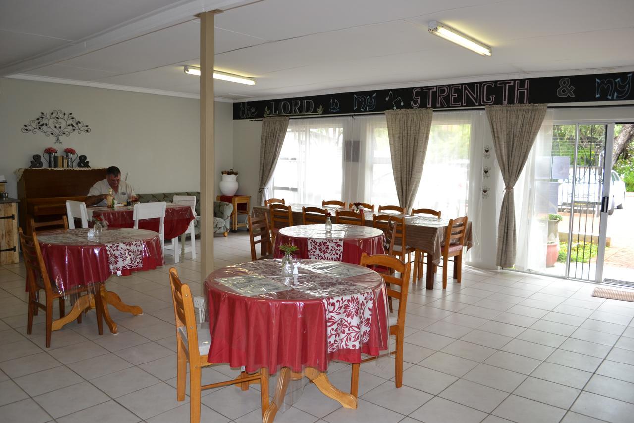 Travel North Guesthouse ซูเมบ ภายนอก รูปภาพ